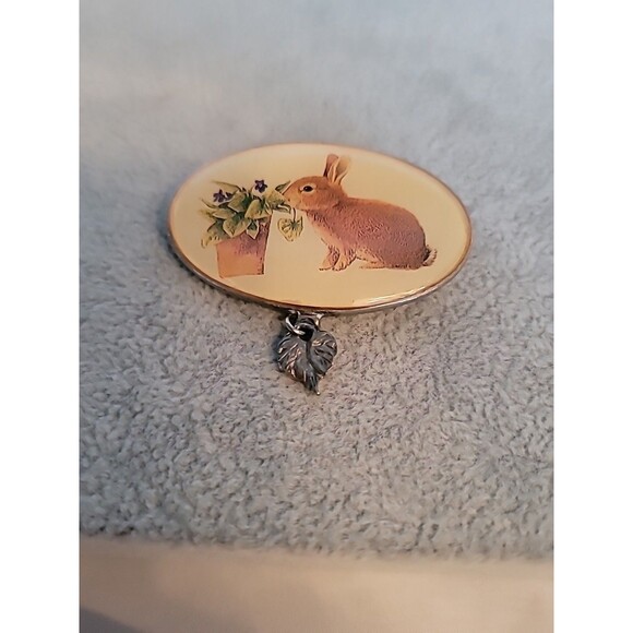 Vtg 1999 Marjolein Bastin Oval Rabbit Bunny Pewter Pin Brooch Leaf Charm Signed - Picture 3 of 12
